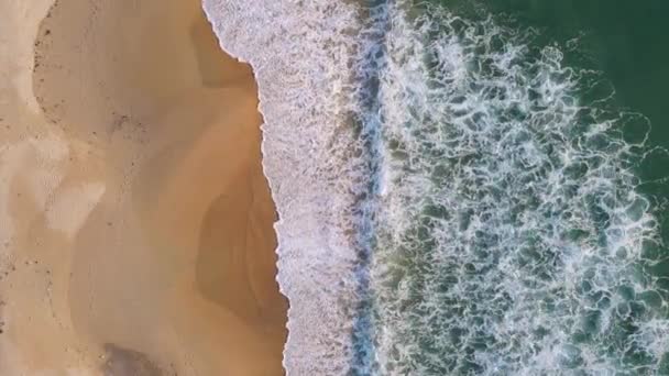Vista Superior Vista Aérea Drone Sobre Mar Playa Hermosas Olas — Vídeos de Stock