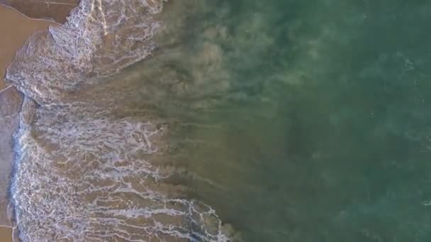 空中俯瞰飞越海滩海 美丽的海浪 海滩沙滩和迷人的大海 夏日日落海景 Phuket泰国海滩 水的质感美丽的自然落日的头像 — 图库视频影像