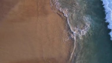 (Plaj denizi üzerinde hava görüntüsü dronu. Güzel deniz dalgaları. Kumsal kumu ve inanılmaz deniz. Yaz günbatımı deniz manzarası. Phuket Tayland Sahili. Su dokusu. Fantastik doğal günbatımının en üst görüntüsü