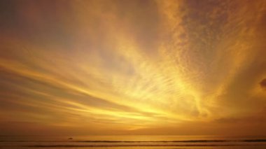 Zaman aşımı videosu 4K. Doğa videosu, yüksek kalitede ayaklar. Renkli romantik gün batımı sahnesi. Hareketli bulutlar arka planda. Doğa ve seyahat kavramında gün geçtikçe gece geçmektedir..