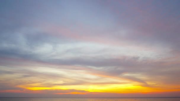 タイムラプスビデオ4K 自然ビデオ高品質の映像 移動雲の背景とカラフルなロマンチックな空の夕日のシーン 自然の中で夜を過ごす時間と旅のコンセプト — ストック動画