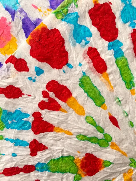 Özgürlük Girdabı 'nı bağladı. Boho Boyalı Kıyafetler. Reggae Suluboya Efekti. Mavi, Kırmızı ve Sarı Psikedelik Girdap Tekstili. Hippi Batic. Canlı Haight San Francisco Swatch. Boyalı Sarmal Arkaplan Bağla.