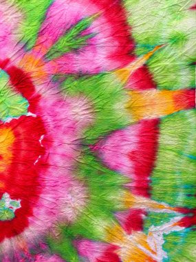 Özgürlük Girdabı 'nı bağladı. Boho Boyalı Kıyafetler. Reggae Suluboya Efekti. Mavi, Kırmızı ve Sarı Hippi Batic. Canlı Haight San Francisco Swatch. Psikedelik girdap tekstili. Boyalı Sarmal Arkaplan Bağla.