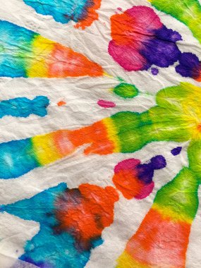 Mavi, Kırmızı ve Sarı Hippi Batic. Canlı Haight San Francisco Swatch. Özgürlük Girdabı 'nı bağladı. Boho Boyalı Kıyafetler. Reggae Suluboya Efekti. Boya sarmalı arka plan. Psikedelik Girdap Tekstili.