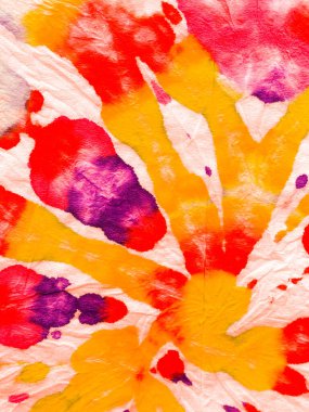 Psikedelik girdap tekstili. Özgürlük Girdabı 'nı bağladı. Boho Boyalı Kıyafetler. Reggae Suluboya Efekti. Turuncu ve kırmızı kravat boyalı arka plan. Hippi Batic. Canlı Haight San Francisco Swatch. 