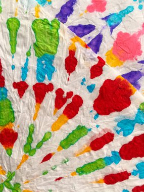 Mavi, Kırmızı ve Sarı Hippi Batic. Canlı Haight San Francisco Swatch. Özgürlük Girdabı 'nı bağladı. Boho Boyalı Kıyafetler. Reggae Suluboya Efekti. Boya sarmalı arka plan. Psikedelik Girdap Tekstili.