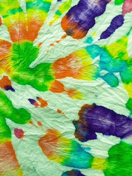 Özgürlük Girdabı 'nı bağladı. Boho Boyalı Kıyafetler. Reggae Suluboya Efekti. Hippi Batic. Canlı Haight San Francisco Swatch. Psikedelik girdap tekstili. Boya sarmalı arka plan. Yeşil ve Kırmızı