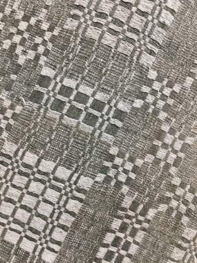 Tek renkli Gri Vintage Etnik Motif. Beyaz El yapımı Kumaş. Nakış tasarımı. Evet. Keten Giysi Arkaplanı. Geometrik Arkaplan. Belorus Tekstil. Geleneksel Belorusça Yazdırma.
