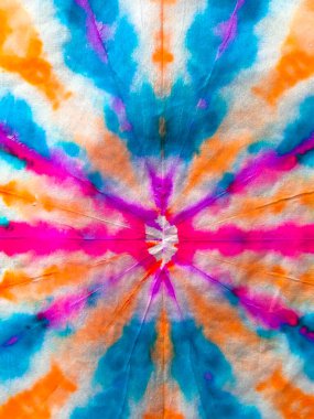 Özgürlük Girdabı 'nı bağladı. Boho Boyalı Kıyafetler. Reggae Suluboya Efekti. Mavi, kırmızı ve sarı kravatlı sarmal arka plan. Hippi Batic. Canlı Haight San Francisco Swatch. Psikedelik Girdap Tekstili.