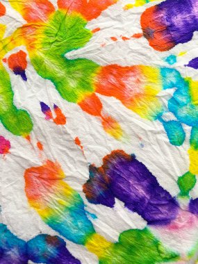 Mavi, Kırmızı ve Sarı Hippi Batic. Canlı Haight San Francisco Swatch. Boya sarmalı arka plan. Özgürlük Girdabı 'nı bağladı. Boho Boyalı Kıyafetler. Reggae Suluboya Efekti. Psikedelik Girdap Tekstili.