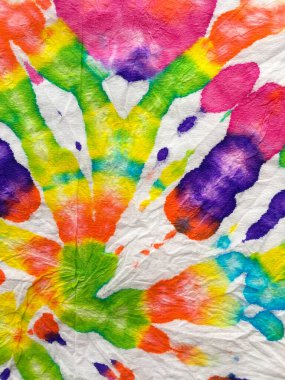 Mavi, kırmızı ve sarı kravatlı sarmal arka plan. Özgürlük Girdabı 'nı bağladı. Boho Boyalı Kıyafetler. Reggae Suluboya Efekti. Hippi Batic. Canlı Haight San Francisco Swatch. Psikedelik Girdap Tekstili.