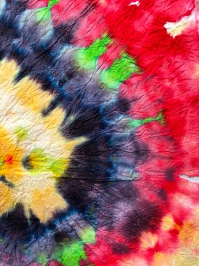 Mavi, kırmızı ve sarı kravatlı sarmal arka plan. Psikedelik girdap tekstili. Hippi Batic. Canlı Haight San Francisco Swatch. Özgürlük Girdabı 'nı bağladı. Boho Boyalı Kıyafetler. Reggae Suluboya Efekti.