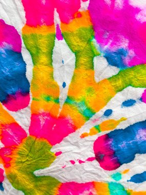 Psikedelik girdap tekstili. Özgürlük Girdabı 'nı bağladı. Boho Boyalı Kıyafetler. Reggae Suluboya Efekti. Boya sarmalı arka plan. Mavi, Kırmızı ve Sarı Hippi Batic. Canlı Haight San Francisco Swatch. 