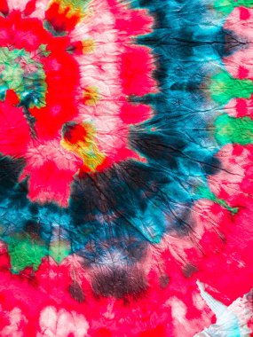 Hippi Batic. Canlı Haight San Francisco Swatch. Psikedelik girdap tekstili. Boya sarmalı arka plan. Kırmızı ve İndigo Özgürlük girdabı. Boho Boyalı Kıyafetler. Reggae Suluboya Efekti.