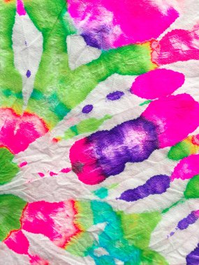 Yeşil ve kırmızı kravat boyalı sarmal arka plan. Özgürlük Girdabı 'nı bağladı. Boho Boyalı Kıyafetler. Reggae Suluboya Efekti. Hippi Batic. Canlı Haight San Francisco Swatch. Psikedelik Girdap Tekstili.