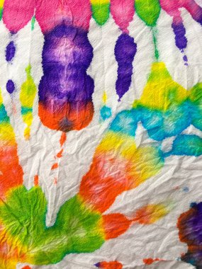 Boya sarmalı arka plan. Psikedelik girdap tekstili. Mavi, Kırmızı ve Sarı Hippi Batic. Canlı Haight San Francisco Swatch. Özgürlük Girdabı 'nı bağladı. Boho Boyalı Kıyafetler. Reggae Suluboya Efekti.