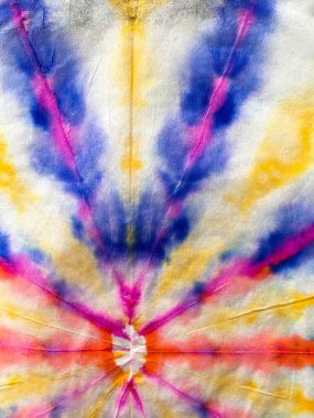 Özgürlük Girdabı 'nı bağladı. Boho Boyalı Kıyafetler. Reggae Suluboya Efekti. Hippi Batic. Canlı Haight San Francisco Swatch. Mavi, kırmızı ve sarı kravatlı sarmal arka plan. Psikedelik Girdap Tekstili.