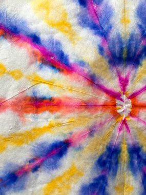 Boya sarmalı arka plan. Mavi, Kırmızı ve Sarı Psikedelik Girdap Tekstili. Hippi Batic. Canlı Haight San Francisco Swatch. Özgürlük Girdabı 'nı bağladı. Boho Boyalı Kıyafetler. Reggae Suluboya Efekti.