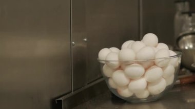 Çiğ tavuk yumurtası.