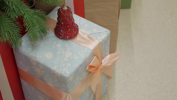 Presente de Natal sob a árvore — Vídeo de Stock