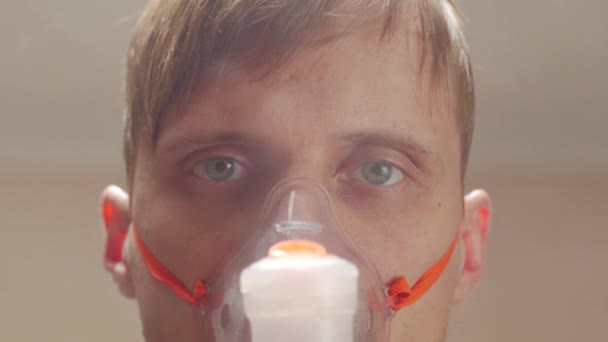 Πορτρέτο του ανθρώπου σε μάσκα οξυγόνου — Αρχείο Βίντεο
