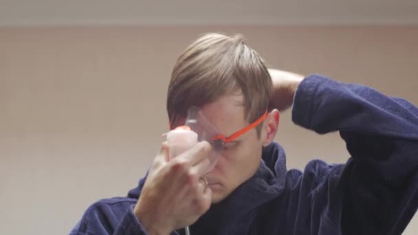 Man Puts On Oxygen Mask — Stock video