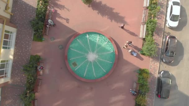 Парк с фонтаном — стоковое видео