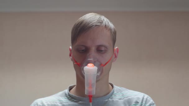 Hombre en retrato de máscara de oxígeno — Vídeos de Stock