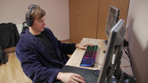 Άνθρωπος που παίζει παιχνίδια στον υπολογιστή — Αρχείο Βίντεο
