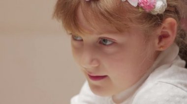 Çevrimiçi Küçük Kız Çalışması