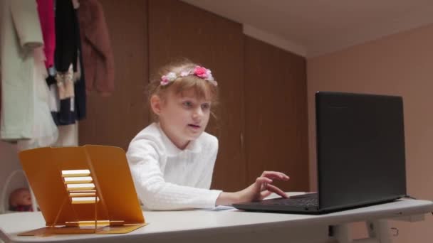 Kleines Mädchen lernt zu Hause — Stockvideo