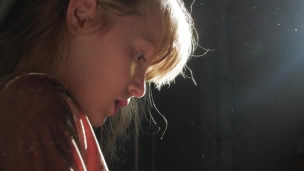 Девочка с подсветкой для чтения — стоковое видео