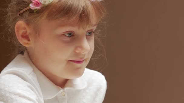 Pozitív kislányos tanulás — Stock videók