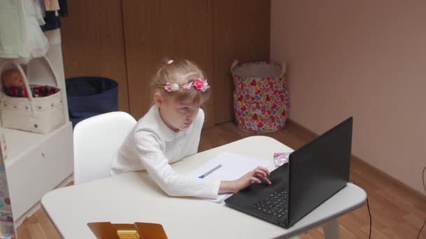 Chica estudiando en casa — Vídeo de stock