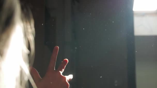 Luce del sole della mano della bambina — Video Stock