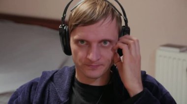 Video Oyunları Oynayan Stresli Adam Kapanıyor