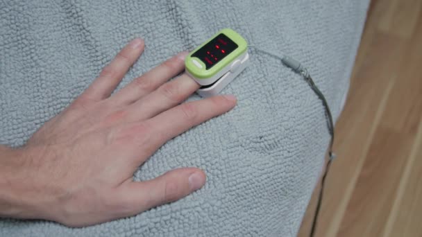 Pulsoximeter Mann Hand — Stockvideo