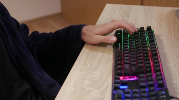 Homem tocando teclado do computador — Vídeo de Stock