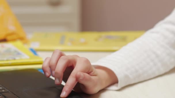 Kleines Mädchen lernt am Laptop — Stockvideo