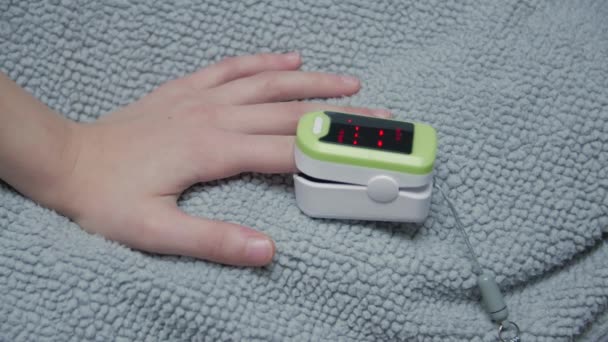 Pulsoximeter Kinderhand — Stockvideo