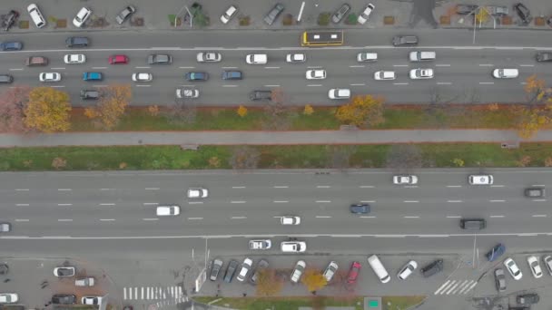 Policía coche ciudad tráfico — Vídeos de Stock