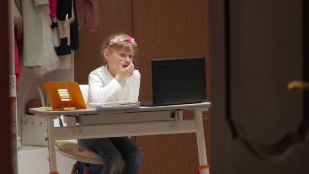 Znudzona dziewczyna Uczenie się — Wideo stockowe