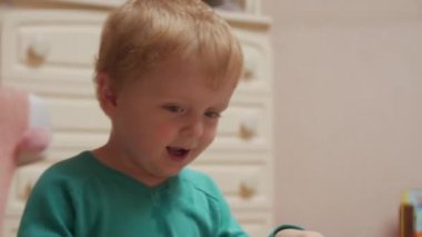 Küçük çocuk oynuyor.