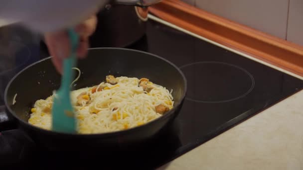 Cocinar boloñesa en una sartén — Vídeo de stock