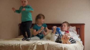 Anne Çocuklarla Yatakta