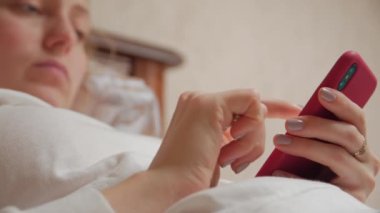 Yatakta Ciddi Kadın