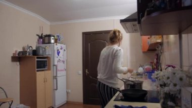 Kadın Mutfağı Temizliyor