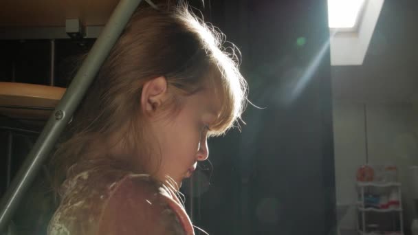 Маленькая девочка Подсветка крупным планом — стоковое видео