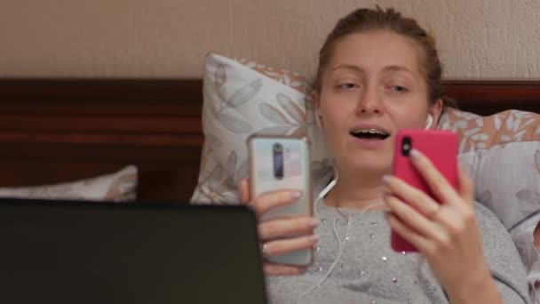 Kvinna ringer två smartphones laptop — Stockvideo