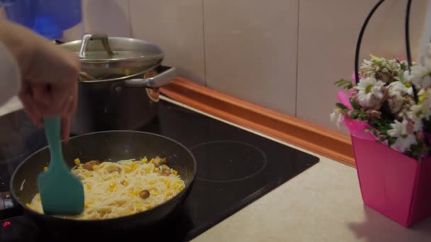 Mujer Fries Spaghetti — Vídeo de stock